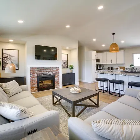 Modern Del Rey Oaks Retreat 2 Mi To Monterey Bay! Villa